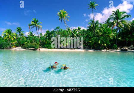 Sud Pacifico Isole Cook Aitutaki Lagoon un piede isola sogno spiaggia cristal acqua chiara giovane snorchling Foto Stock