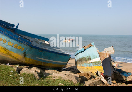 Rotture di barche per la pesca nella zona devastato dal tsunami in Asia, Galle Road Sri Lanka Gen2005 ©Mark Shenley Foto Stock