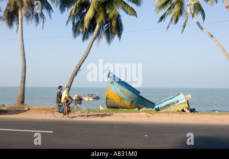 Rotture di barche per la pesca nella zona devastato dal tsunami in Asia, Galle Road Sri Lanka Gen2005 ©Mark Shenley Foto Stock