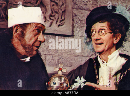 Portare su HENRY - 1971 Rank/Peter Rogers film con dal Sid James a sinistra e Charles Hawtrey Foto Stock