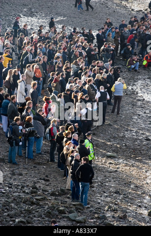 La folla guarda Thames Whale tentativo di salvataggio - Wandsworth - Londra Foto Stock