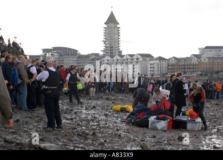 La folla guarda Thames Whale tentativo di salvataggio - Wandsworth - Londra Foto Stock