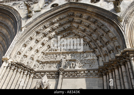 Le sculture sopra l'entrata di Cathédrale Notre-dame de Bayeux, Normandia, Francia Foto Stock