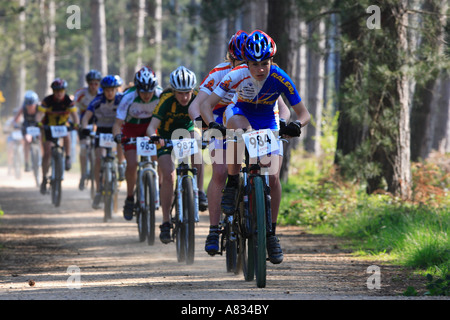 Raleigh Team Leading Mountain Bike Race Foto Stock