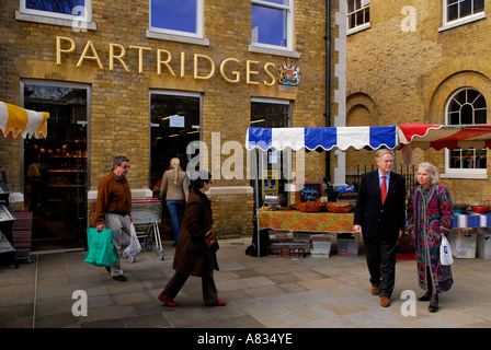 Negozio di alimentari Parridges, titolare del Royal Warrant, con mercato agricolo italiano fuori da Duke of York Square Chelsea Londra SW3 Inghilterra 2006 2000s UK HOMER SYKES Foto Stock