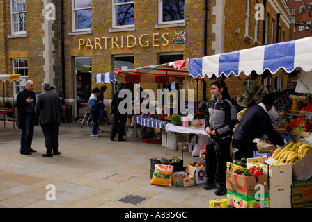 Negozio di alimentari Parridges, titolare del Royal Warrant, con mercato agricolo italiano fuori da Duke of York Square Chelsea Londra SW3 Inghilterra 2006 2000s UK HOMER SYKES Foto Stock