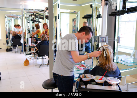 Interno del 'Richard Ward" salone di bellezza e parrucchiere Duke of York Square Chelsea London HOMER SYKES Foto Stock