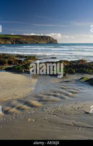 Carne Beach sulla penisola di Roseland Cornwall Regno Unito con testa nsono in background Foto Stock