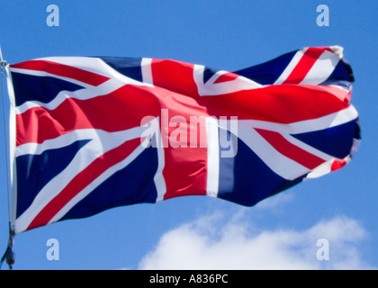 Unione Jack sventolare nel vento UK battenti bandiera Foto Stock