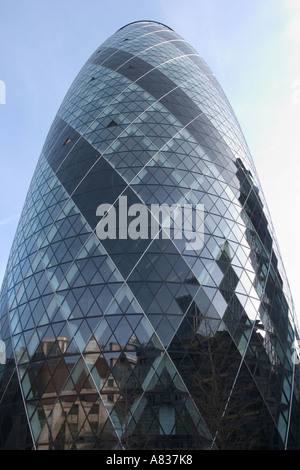 30 St Mary Axe o più comunemente noto come il Gherkin, la città di Londra Foto Stock