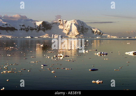 Canale di Lemaire,lato ripido canale tra stand isola e la penisola antartica spesso chiamato "Kodak Alley' ! Foto Stock