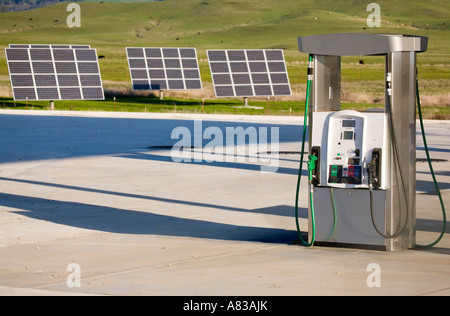 Pannelli solari e pompe di benzina il contrasto vecchie e nuove tecnologie energetiche Butte County in California Foto Stock