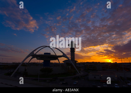 Il tema edificio incontro ristorante presso l'Aeroporto Internazionale di Los Angeles al tramonto Foto Stock