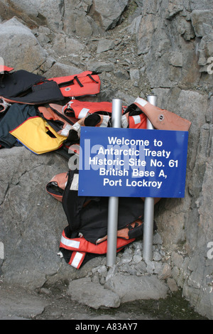 Cartello a Port Lockroy. I viaggiatori in Antartide visita Port Lockroy sull isola Wienke per il solo post office in Antartide Foto Stock