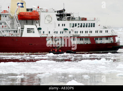 Red Antartico nave da crociera Stella Polare di passeggeri a bordo di una nave di zodiac preparare per andare a riva di Isola Neko Antartide Foto Stock