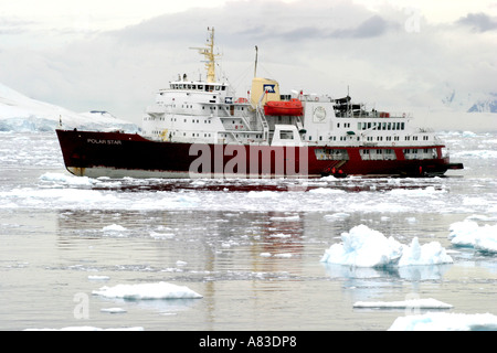 Red Antartico nave da crociera Stella Polare di passeggeri a bordo di una nave di zodiac preparare per andare a riva di Isola Neko Antartide Foto Stock