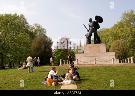 Picnic in parte anteriore del monumento di Wellington in Hyde Park Londra GB UK Foto Stock