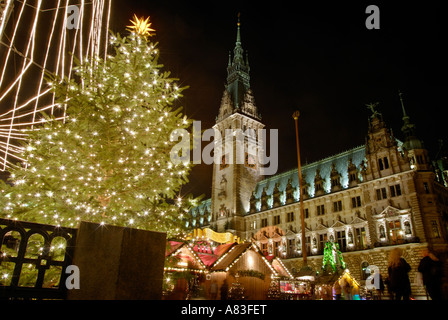 Mercato Christimas davanti al municipio di Amburgo, Germania Foto Stock