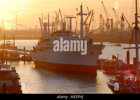 I musei di cappuccio di nave San Diego un ex banana freighter della 60ies una attrazione turistica nel porto di Amburgo, Germania Foto Stock