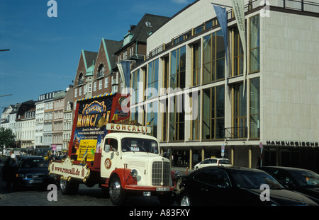 Opera di Stato con il passaggio da un circo Roncalli pubblicità carrello in Amburgo, Germania. Foto Stock