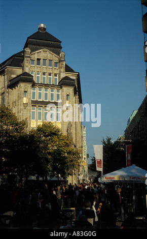 People shopping a Spitalerstraße nel centro della città di Amburgo, Germania Foto Stock