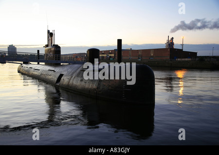L'EX FEDERAZIONE DI U-Boat U-434 è ora un museo nel porto di Amburgo, Germania Foto Stock