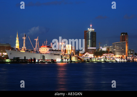 Vista sul fiume Elba con museo freighter 'Cap San Diego' e dello skyline della città di Amburgo, Germania Foto Stock