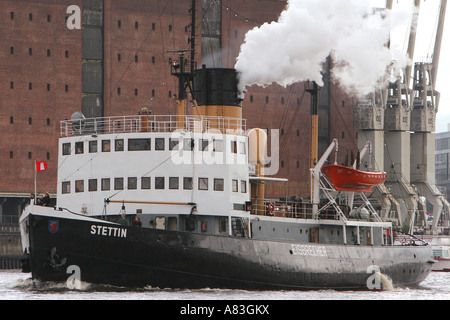 I musei icebreaker vaporizzatore 'Stettin' davanti a Kaispeicher ad Amburgo, Germania Foto Stock