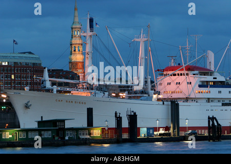 Musei della nave 'Cap San Diego' (un ex banana freighter) a Ueberseebruecke sul fiume Elba nel porto di Amburgo, Germania Foto Stock