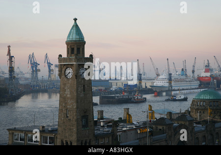 La storica torre dell'orologio di edificio Landungsbruecken e bacino di carenaggio, nuoto docks del cantiere navale Blohm + Voss di Amburgo, Germania Foto Stock