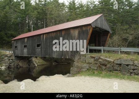 Dalton coperto ponte che attraversa il fiume Warner situato in Warner New Hampshire USA Foto Stock