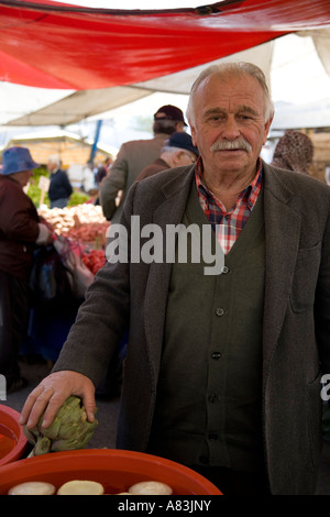 Commerciante di mercato in Kadikoy, Istanbul Foto Stock