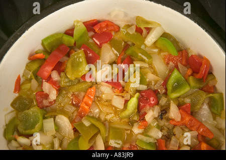 Mescolare le cipolle fritte, peperoni e funghi. Foto Stock