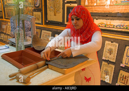 Donna egiziana che dimostra la tecnica di fabbricazione della carta presso Istituto del Papiro Luxor Egitto Foto Stock