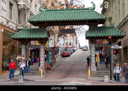 Il Dragon Gate sulla concessione Ave e Bush Street entrata a Chinatown di San Francisco in California Foto Stock