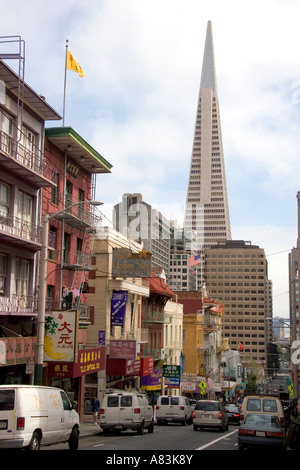 Scena di strada in Chinatown e una vista della Trans America edificio in San Francisco California Foto Stock