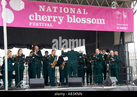 Una band suona durante il Cherry Blossom Festival in Washington D C Foto Stock