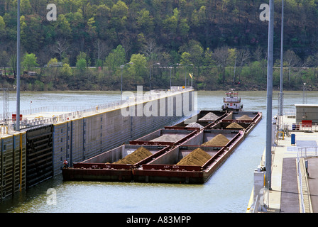 Rimorchiatore a traino e barcone sul fiume Kanawha in West Virginia Foto Stock