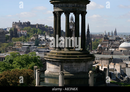 Dugald Stewart monumento situato sulla cima di Calton Hill , Edimburgo si affaccia sulla città e sul castello. Foto Stock