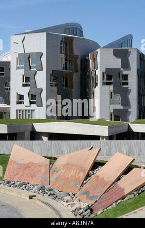 Il Parlamento scozzese di Holyrood Park Edimburgo Scozia UK. Vista dal nostro centro visitatori Dynamic Earth Foto Stock