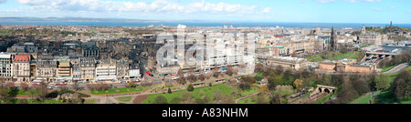 Edinburgh City panorama Princes Street Gardens Forth Estuary stazione dal castello di Edimburgo in Scozia UK GB Foto Stock