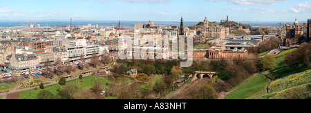 Edinburgh City panorama Princes Street Gardens Forth Estuary stazione dal castello di Edimburgo in Scozia UK GB Foto Stock