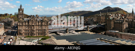 Edinburgh cityscape panorama Princes street Salisbury Crags Scozia UK GB Foto Stock