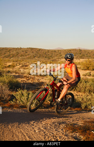 Mountain bike sui sentieri di competive nel Parco Regionale delle Montagne di McDowell vicino alla fontana colline a est di Phoenix in Arizona Foto Stock