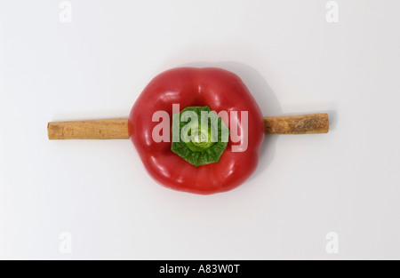 Peperone rosso e cannella su sfondo bianco Foto Stock