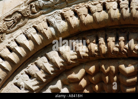 Muratura in pietra intorno alla porta occidentale, la chiesa di Santa Maria, Iffley, Oxford, Oxfordshire, England, Regno Unito Foto Stock