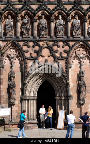 Il fronte ovest di Lichfield Cathedral, Staffordshire, England, Regno Unito Foto Stock