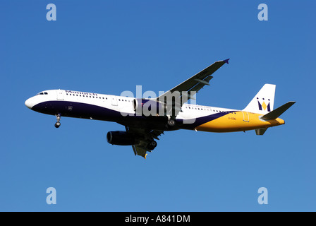 La Monarch Airlines Airbus A321 si avvicina all'Aeroporto Internazionale di Birmingham, West Midlands, England, Regno Unito Foto Stock