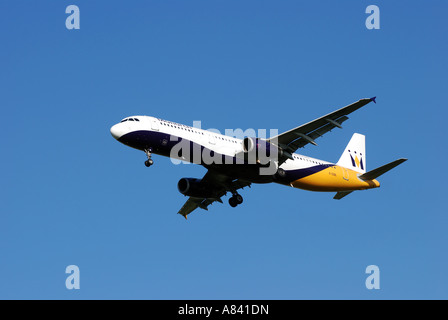 La Monarch Airlines Airbus A321 si avvicina all'Aeroporto Internazionale di Birmingham, West Midlands, England, Regno Unito Foto Stock