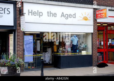 Aiutare gli anziani carità shop, Kenilworth, Warwickshire, Inghilterra, Regno Unito Foto Stock